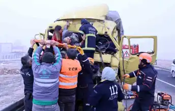 Sisli Havada Kamyon Kazası: Sürücü Sıkıştı!