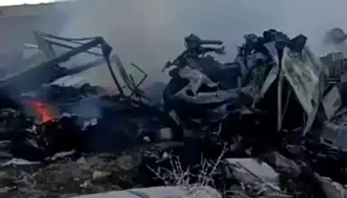 Aksaray'da Kamyonet Kazası: 2 Yaralı, Araç Yanarak Hurdaya Dönmüş