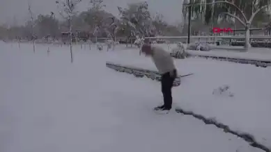 Şehirde Kar Keyfi: Sıra Dışı Bir Banyoya Tanık Olduk!