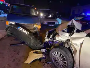 Şehir merkezinde trafik kazası: Sürücü yara almadan kurtuldu