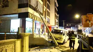 Minibüs Kazası: Elektrik Direği Balkona Düştü!