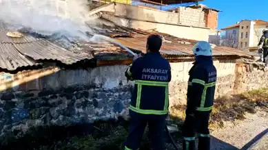 Aksaray'da Odunluk Yangını Paniğe Yol Açtı