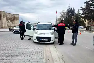 Aksaray Sultanhanı'nda Polis Şok Uygulaması
