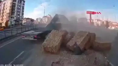 Aksaray'da TIR'daki Yonca Balyaları Devrildi!