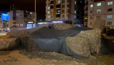 Aksaray'da Tır Devrildi, Samanlar Yola Saçıldı!