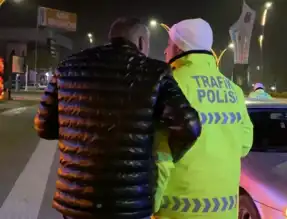 Alkollü Sürücü Kazaya Karıştı, Polisle Kol Kola Ceza Almağa Gitti