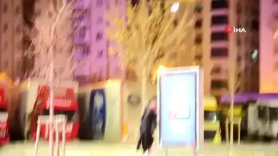 Bunalımda Adam Sokakta Kendini Yaraladı