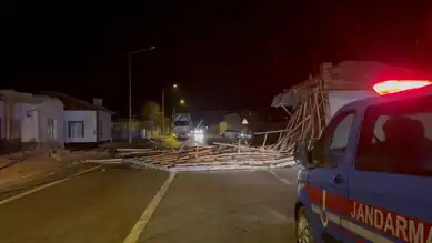 Kuvvetli Fırtınada Ev Çatısı Yola Devrildi