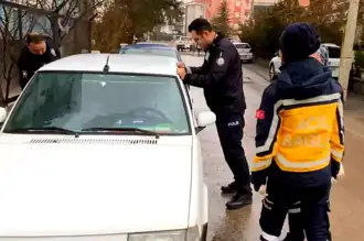 Polis, Uyuyan Genci Aracı Sallayarak Uyandırdı