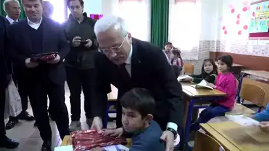 Vali Kumbuzoğlu, Öğrencilere Karnelerini Dağıttı