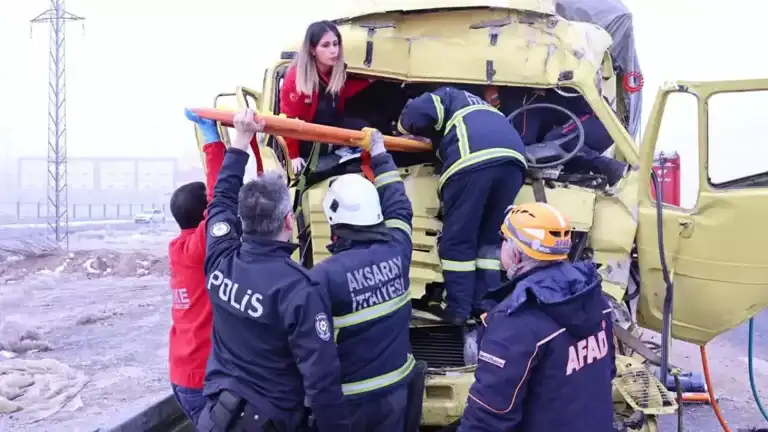 Sisli Havada Kamyon Kazası: Sürücü Sıkıştı