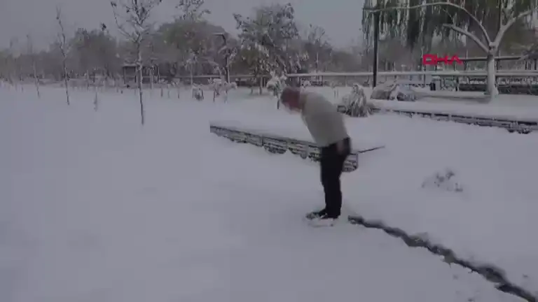 Şehirde Kar Keyfi: Sıra Dışı Bir Banyoya Tanık Olduk!