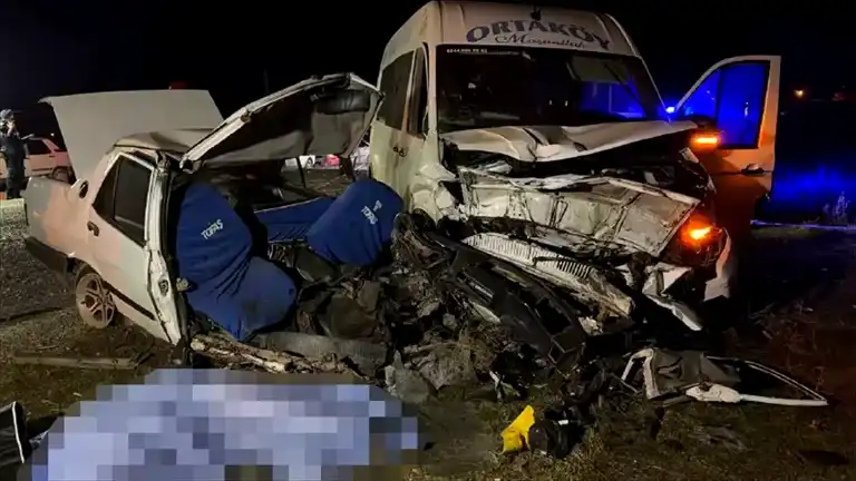 Aksaray'da Çarpışma: 2 Ölü, 1 Yaralı