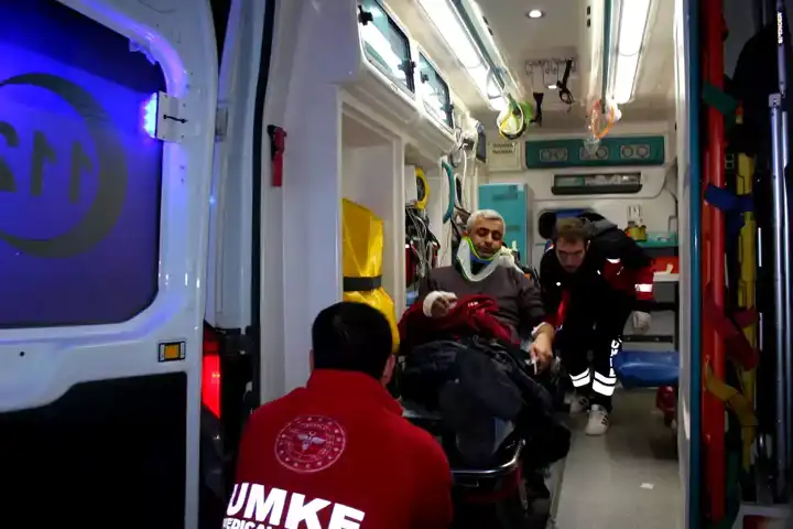 Aksaray'da Şarampole Yuvarlanan Otomobil: 5 Yaralı