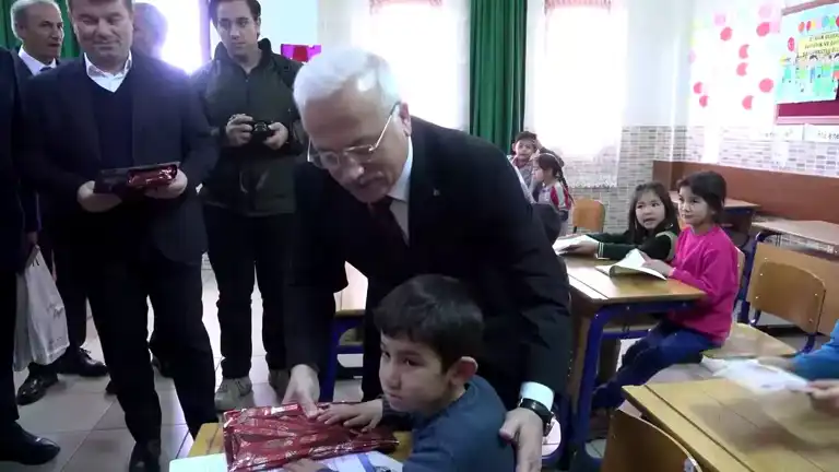 Vali Kumbuzoğlu, Öğrencilere Karnelerini Dağıttı